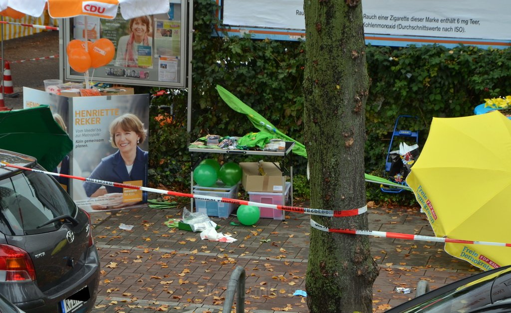 Attentat auf Fr Reker Koeln Braunsfeld Aachenerstr Wochenmarkt P18.JPG - Miklos Laubert